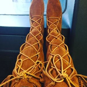 Minnetonka Lace-Up Boots Size 6
